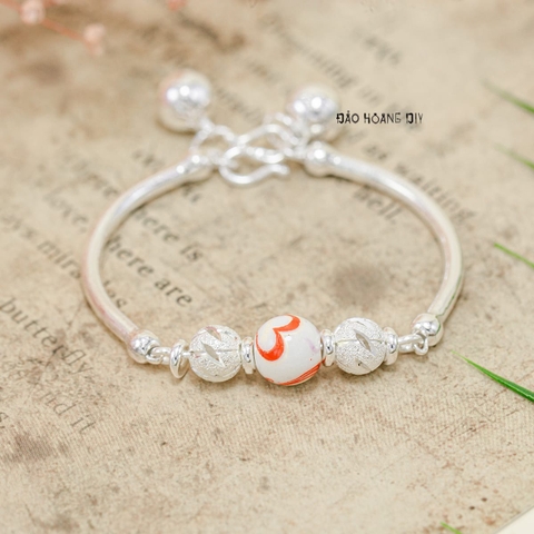 Vòng tay trẻ em charm cầu bạc và đá có chuông V2409110022