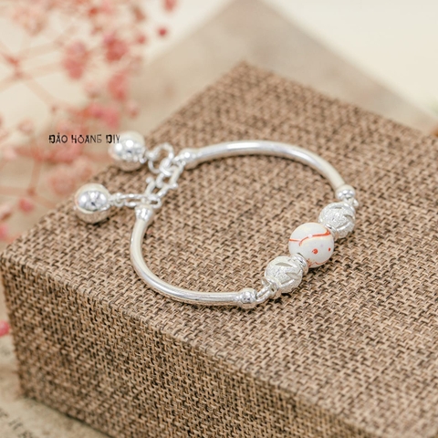 Vòng tay trẻ em charm cầu bạc và đá có chuông V2409110022