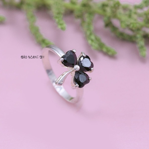 Nhẫn Bạc Nữ Phong Thủy Đá Đen Hình Cỏ 3 Lá N2409040120