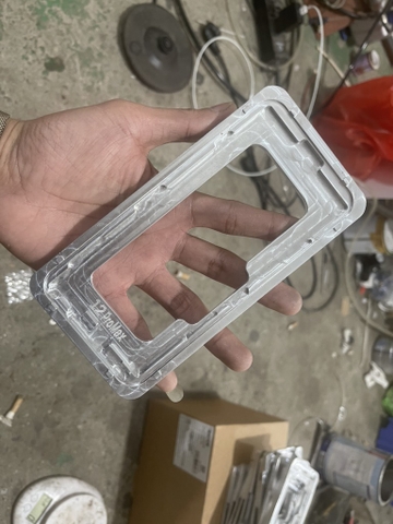Khuôn vào kính iPhone 12 Pro Max