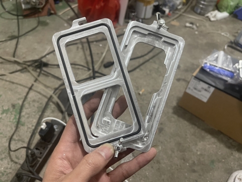 Khuôn vào ron iPhone 12 Mini - Vặn ốc