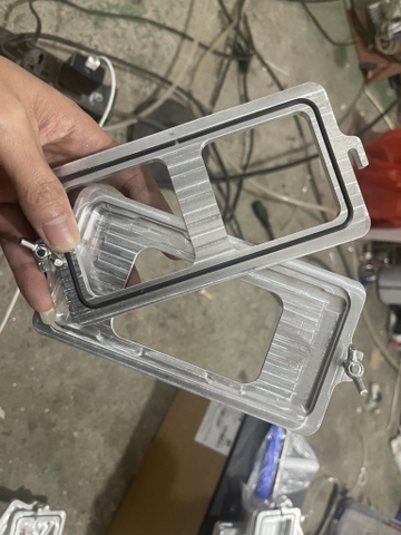 Khuôn vào ron iPhone 11 Pro - Vặn ốc