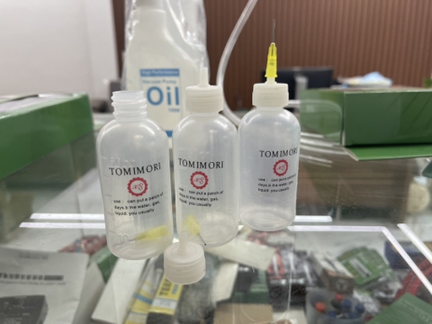 Lọ đựng dung dịch có mũi kim