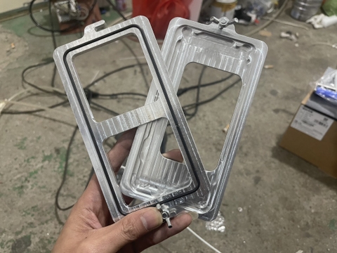 Khuôn vào ron iPhone 11 Pro Max - Vặn ốc