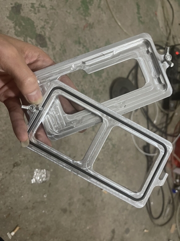 Khuôn vào ron iphone 12 Pro - Vặn ốc