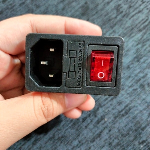 Ổ cắm đầu vào có công tắc bật tắt