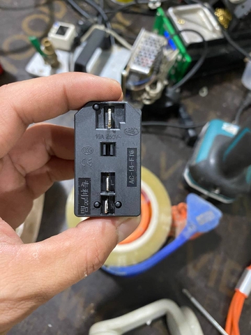 Ổ cắm đầu vào có công tắc bật tắt