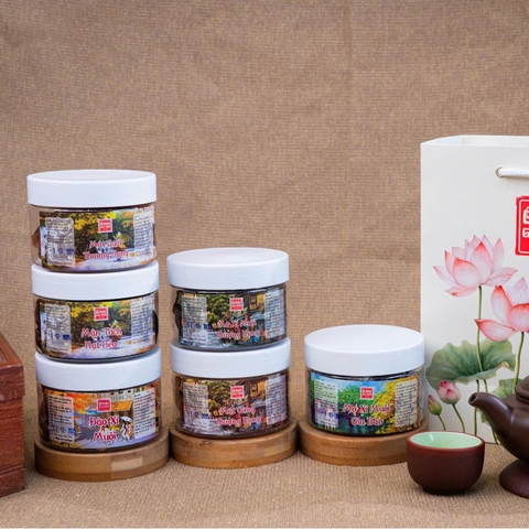 Ô MAI GIA BẢO SINCE 1986 - COMBO VẠN SỰ NHƯ Ý 6 MÓN NGON NHẤT: Mứt Gừng, Mứt Quất, Đào Xí Muội, Mơ Xí Muội Gia Bảo, Mận Dẻo Tách Hạt, Mơ Xí Muội Thượng Hạng - TẶNG KÈM TÚI XÁCH SANG TRỌNG