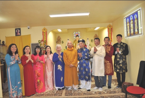 Cộng đồng Việt tưng bừng đón Tết bất kể giao thừa và Mùng Một mưa