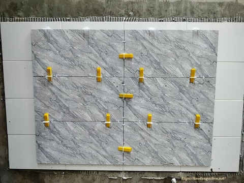 Dán gạch chồng gạch - Phương pháp cải tạo nhà tiết kiệm, nhanh chóng và hiệu quả