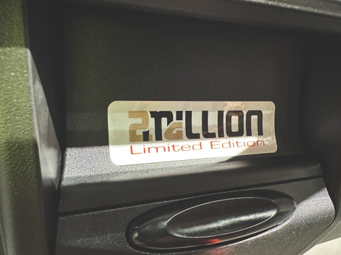 Thùng sau GIVI E43 GOLD Limited (phiên bản giới hạn)