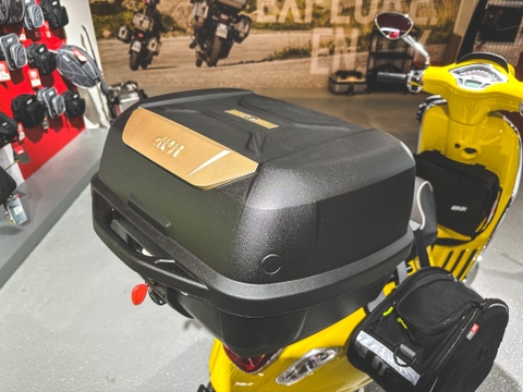 Thùng sau GIVI E43 GOLD Limited (phiên bản giới hạn)