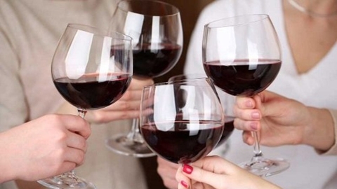 Cầm ly rượu vang thế nào cho đúng?