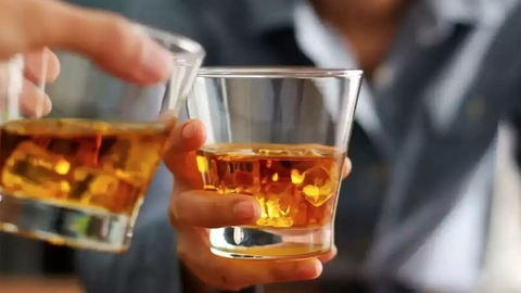 Cầm ly thưởng thức whisky như thế nào?