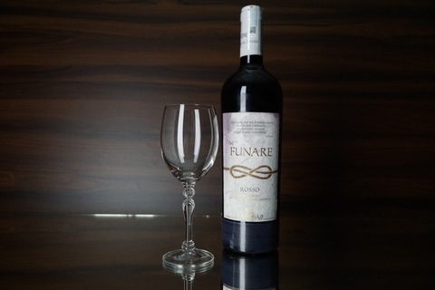 Ly rượu vang đỏ và ly rượu vang trắng