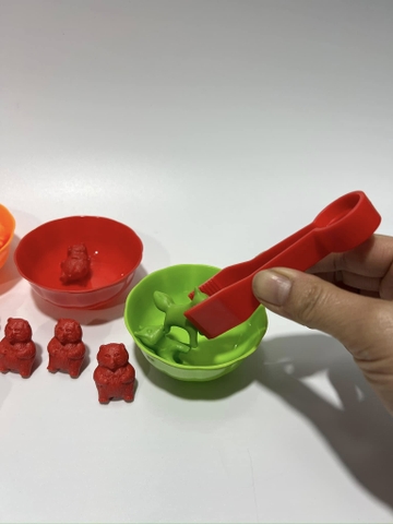 Tập gắp con vật Montessori