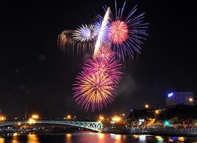 TP HCM bắn pháo hoa chào đón năm mới 2015