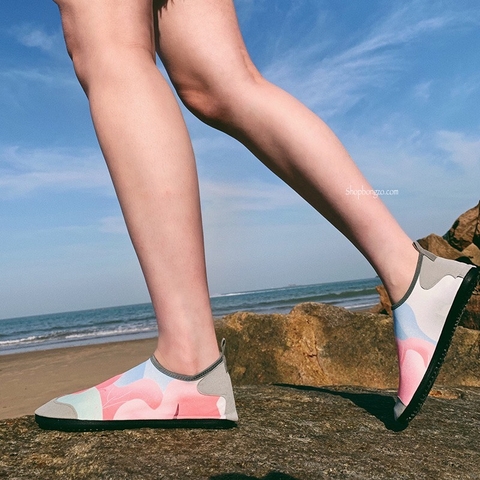 Giày đi biển bảo vệ chân hoạt tiết hồng xanh