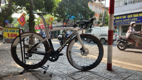 Xe đạp dựng Pina F14 đen bạc, phanh đĩa, Shimano R8020, vành Princeton đùm HubSmith Ceramic, yên Zeus carbon, Lốp JETTY Plus 700x25