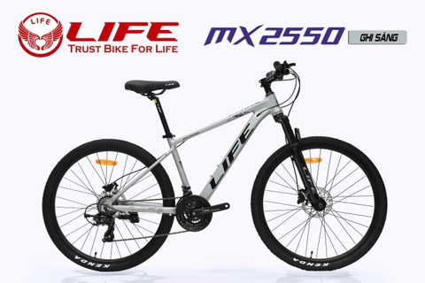 Xe đạp địa hình LIFE MX2550:  Xe địa hình cỡ bánh 27,5 inch, khung nhôm siêu nhẹ, không mối hàn,  cáp âm khung. Groupset SHIMANO 3x8 (24 tốc độ). Phanh đĩa dầu, Siêu Hot 2026