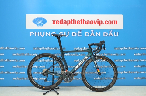 Xe Đạp Đua ĐỨC SAVA X3 PLUS đổi màu: Full carbon cao cấp siêu nhẹ TORAY Japan, Shimano Ultegra R8000 - 22 tốc độ, Yên Fi'zi:k, lốp Ultrasport 700x25, B.O.M TẤN 2022