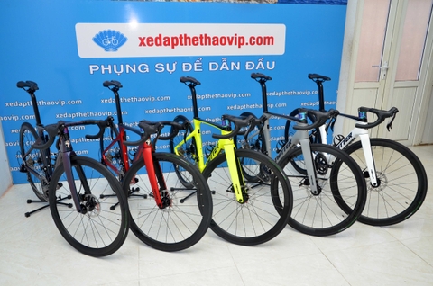 Xe Đạp Đua TWITTER R12 RS-22: Khung+Càng+Cọc yên = Carbon, Tay lái liền khối pô tăng Carbon Đầu cá mập, Group Retrospec 2x11 tốc độ, Phanh dầu, Lốp Innova pro 700x25C. Chất Đẹp từng centimet