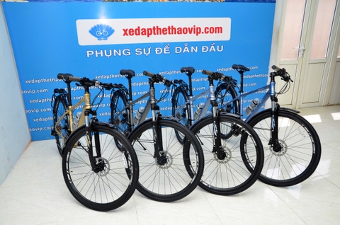 Xe Đạp Hybrid Đài Loan LIFE HBR Xmas:  Khung nhôm siêu nhẹ Không mối hàn, SHIMANO M315 3x8 tốc độ, phuộc nhún có khóa hành trình, phanh dầu Shimano, líp thả, đầy đủ baga, chắn bùn trang nhã đẳng cấp