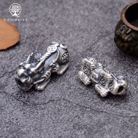 Charm bạc tỳ hưu xỏ ngang