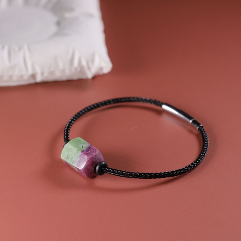 Vòng tay dây thép trụ giác đá ruby nam phi
