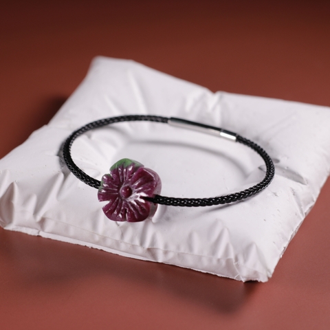 Vòng tay dây thép khắc hoa đá ruby nam phi