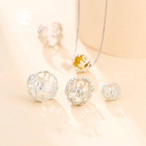 Charm bạc hoa ôm hạt xỏ ngang