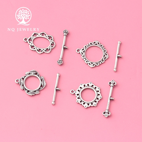 Charm bạc hình khóa họa tiết hoa lá