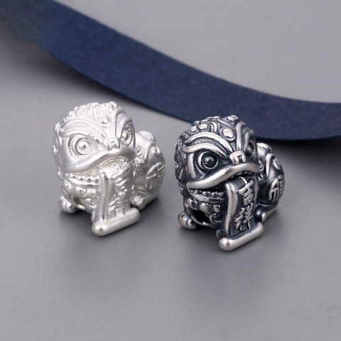 Charm bạc sư tử xỏ ngang
