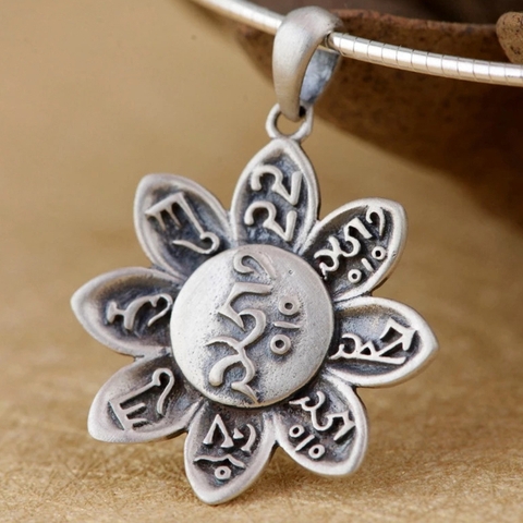 Charm treo hoa khắc chú bát nhã