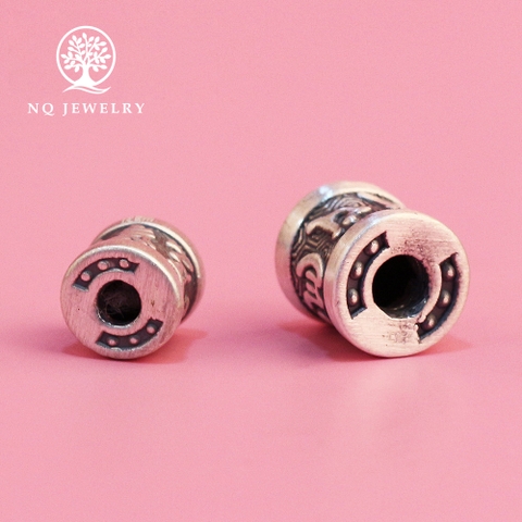 Charm bạc xỏ ngang họa tiết lục tự