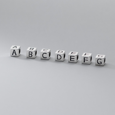 Charm bạc ô vuông khắc chữ cái xỏ ngang