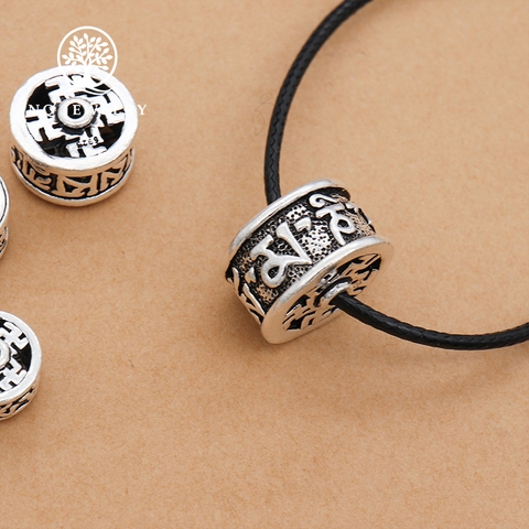 Charm bạc họa tiết lục tự hình trụ