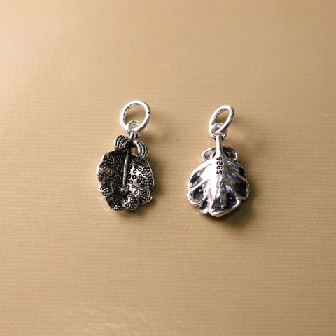 Charm bạc hình lá có nhụy treo