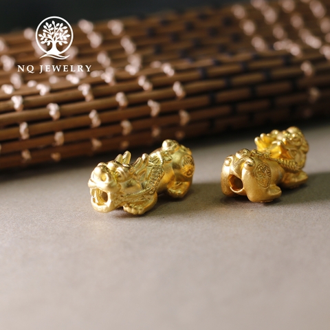 Charm bạc tỳ hưu xỏ ngang mạ vàng