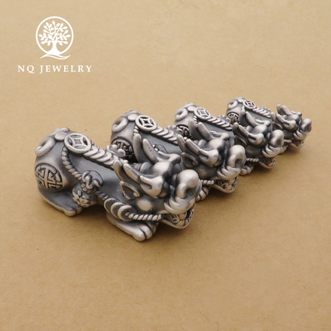 Charm bạc tỳ hưu xỏ ngang