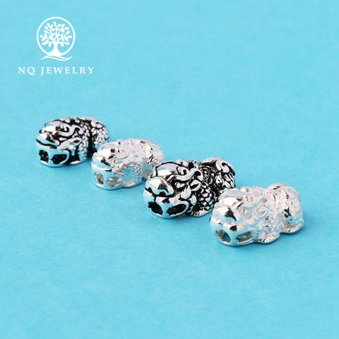 Charm bạc tỳ hưu xỏ ngang