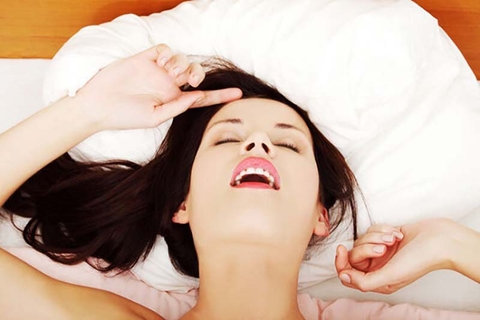 Khám phá 6 tuyệt chiêu thủ dâm với gối khiến bạn sung sướng gấp 10 lần