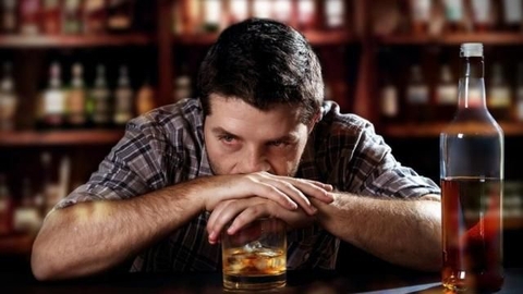 Uống rượu nhiều có ảnh hưởng đến sinh lý không? Sự thật từ chuyên gia y tế 2026