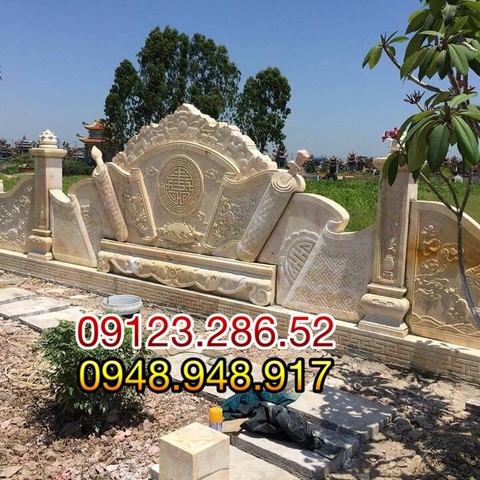 cuốn thư đá vàng lắp đặt ngoài khu nghĩa trang tại Nghệ An