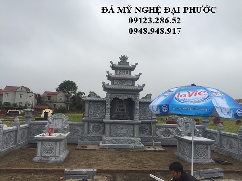 Hai ngôi mộ tam sơn nằm trong khuôn viên khu lăng mộ