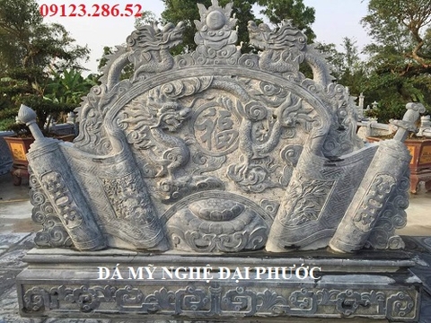 Bình phong đá đặt trong khu lăng mộ