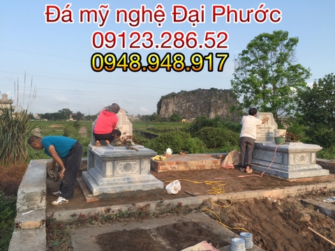 Con,cháu đang lau rửa hai ngôi mộ cho các cụ