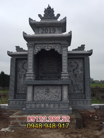 Lăng thờ đá nằm trong khuôn viên