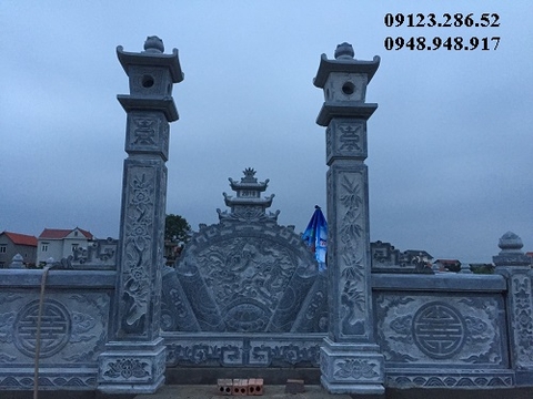cuốn thư đá xanh và đôi cột cổng đá xanh nằm trong khuôn viên