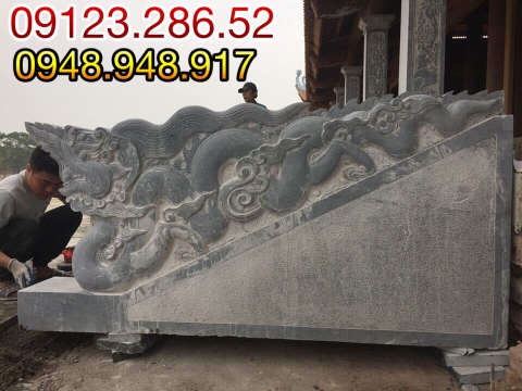 Rồng đá đặt trước hiên chùa
